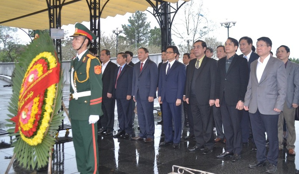 Phó Thủ tướng mong bác sĩ vùng biên quan tâm chăm sóc cả bà con người Lào - 4 Phó Thủ tướng cùng lãnh đạo tỉnh Quảng Trị tri ân các anh hùng liệt sĩ