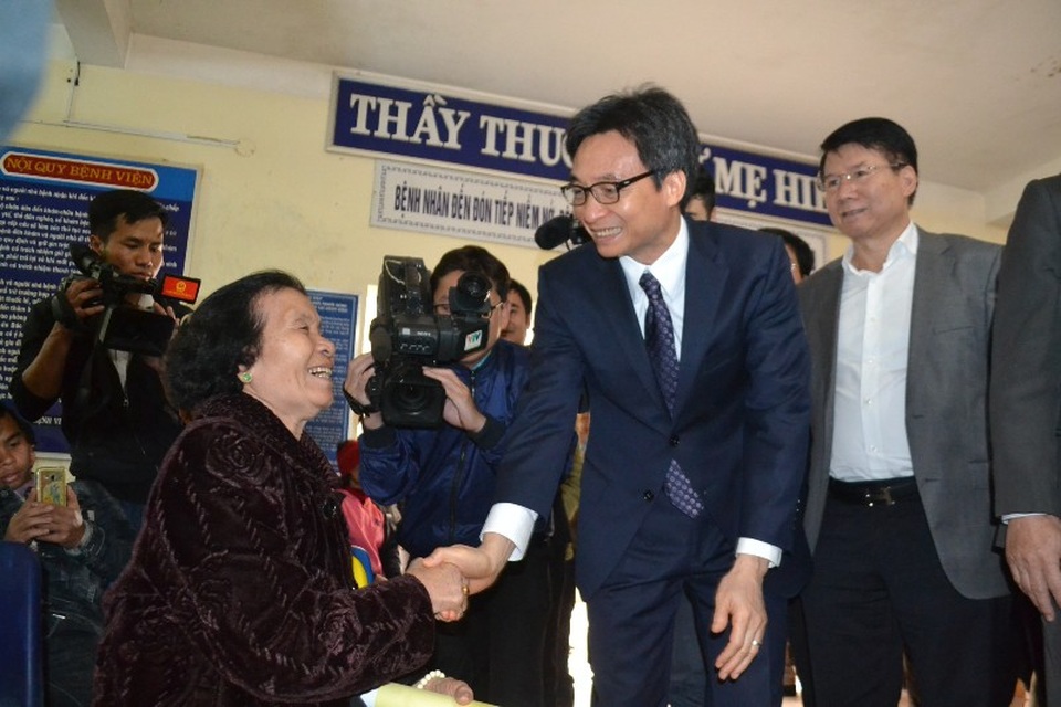 Phó Thủ tướng mong bác sĩ vùng biên quan tâm chăm sóc cả bà con người Lào - 1 Phó Thủ tướng thăm các bệnh nhân điều trị tại bệnh viện