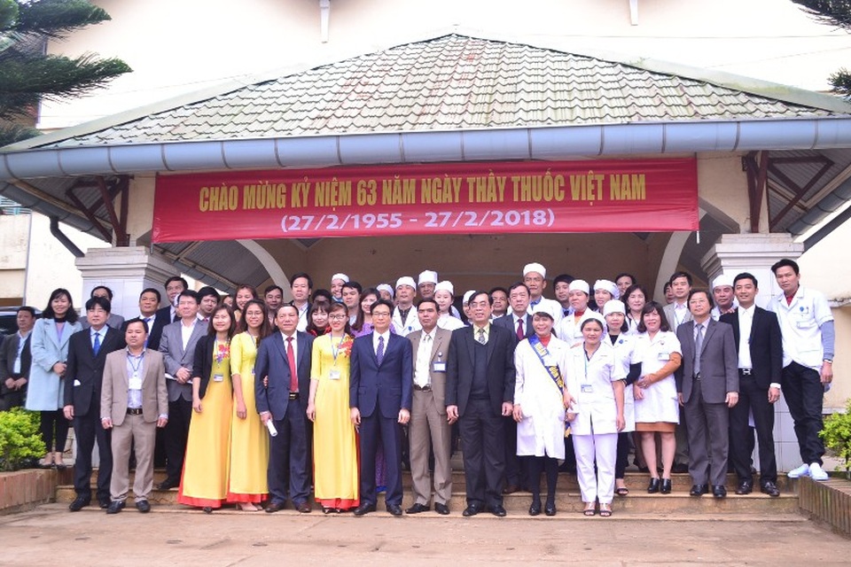 Phó Thủ tướng mong bác sĩ vùng biên quan tâm chăm sóc cả bà con người Lào - 3 Phó Thủ tướng động viên các nhân viên y tế nhân kỷ niệm Ngày thầy thuốc Việt Nam