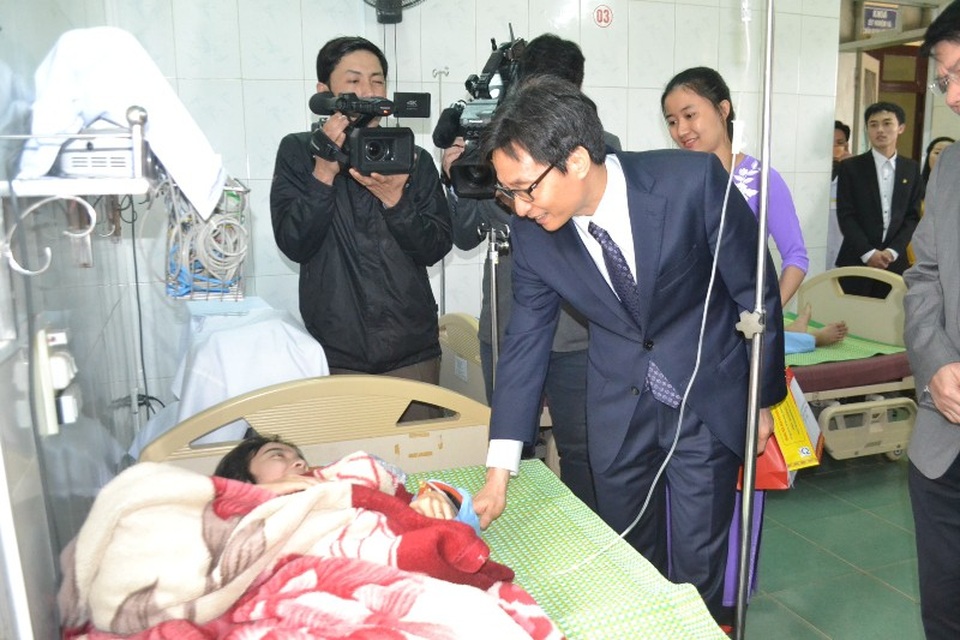 Phó Thủ tướng mong bác sĩ vùng biên quan tâm chăm sóc cả bà con người Lào - 2 Phó Thủ tướng mong bác sĩ vùng biên quan tâm chăm sóc cả bà con người Lào - 2