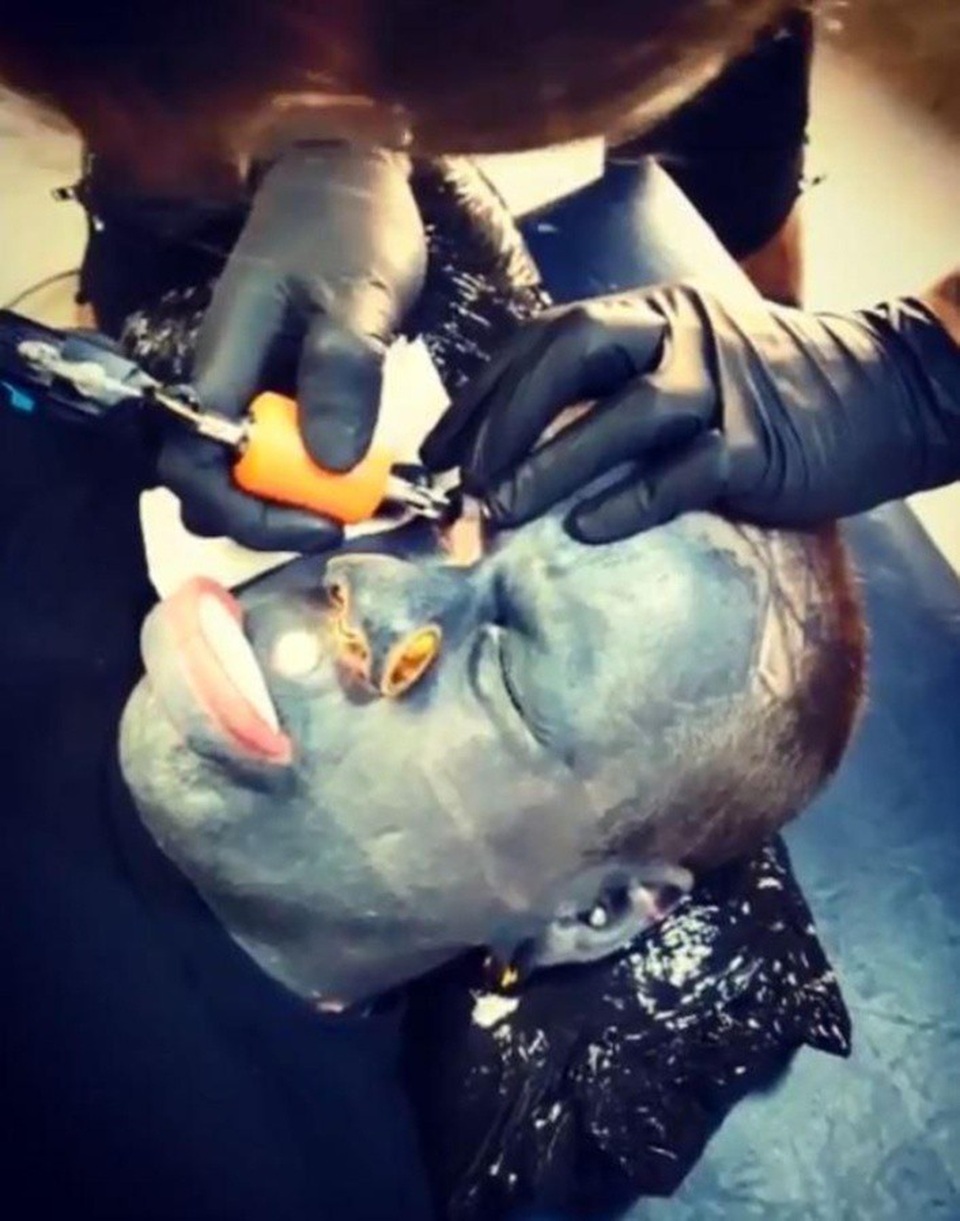 Eli cho rằng một nghệ sĩ xăm mình thực thụ nhất định phải trải nghiệm xăm mắt