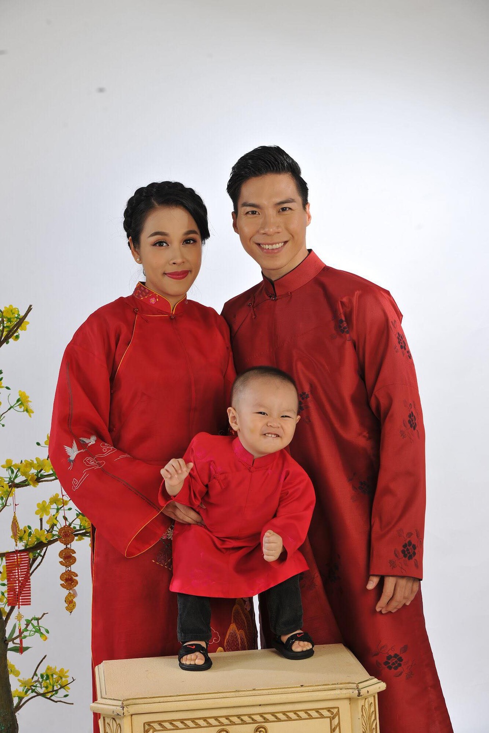 “Hoàng tử” xiếc Quốc Nghiệp lọt TOP 30 gương mặt trẻ nổi bật nhất Việt Nam - 1 Quốc Nghiệp cùng vợ và con trai.