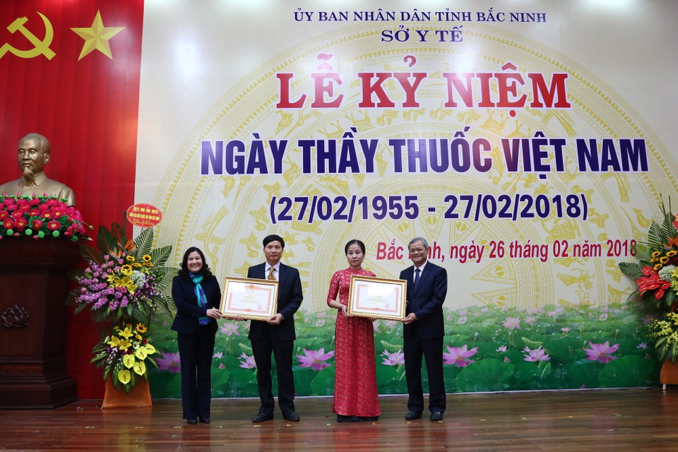 Y tế Bắc Ninh hướng tới sự hài lòng của người bệnh - 1 Lãnh đạo tỉnh Bắc Ninh trao bằng khen cho các đơn vị có thành tích trong công tác y tế