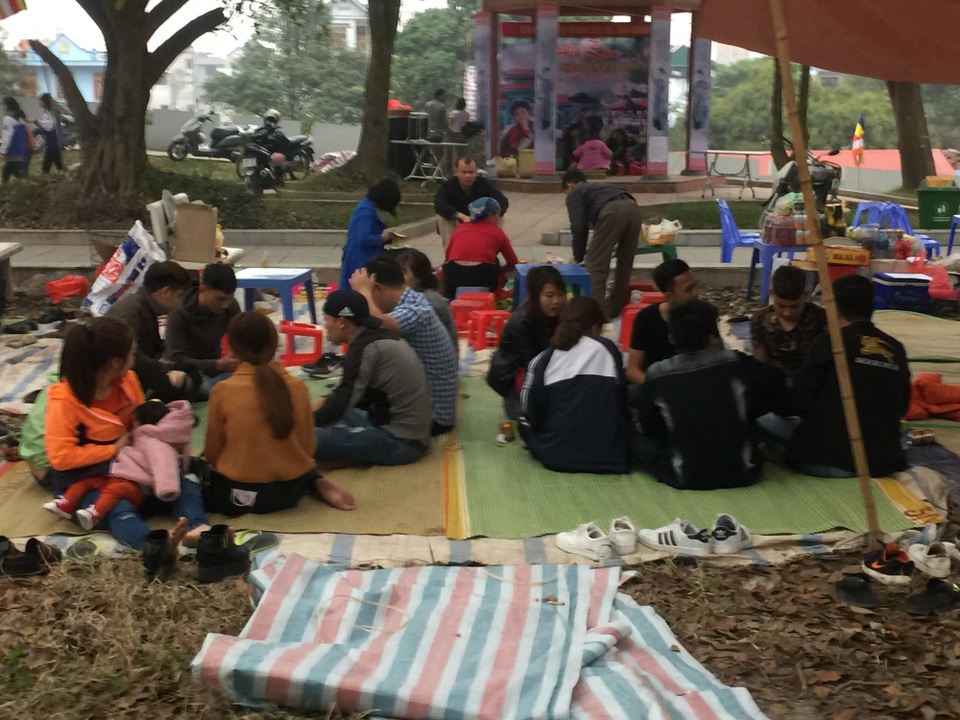 Nghiêm cấm quan họ "ngả nón xin tiền" - 11 Mặc dù ngày mai Lễ hội vùng Lim mới chính tức khai mạc nhưng từ ngày hôm nay 26/2 (tức 11/1 âm lịch) đã rất đông du khách đổ về Trung tâm đồi Lim