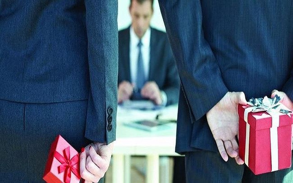 Chưa bộ ngành, địa phương nào phát hiện tặng quà Tết 2018 trái quy định (!?) - 1 Gần một nửa các bộ ngành, địa phương, tổng công ty, tập đoàn kinh tế nhà nước trên cả nước chưa phát hiện trường hợp nào tặng quà, nhận quà Tết trái quy định (Ảnh minh hoạ).