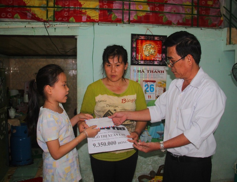 Trao hơn 43 triệu đồng đến cháu bé mồ côi cha bị tiểu đường bẩm sinh - 2 Trước đó, báo Dân trí cũng trao hơn 9 triệu đồng đến gia đình bà Lan.