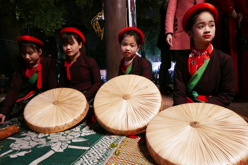 Hàng nghìn người giao lưu quan họ trong đêm trước hội Lim - 7
Năm nay, các hội hát quan họ ở hội Lim có sự tham gia của nhiều cháu nhỏ. Trước đó, đại diện ban tổ chức lễ hội cho biết sẽ nghiêm cấm các liền anh, liên chị ngửa nón xin tiền.