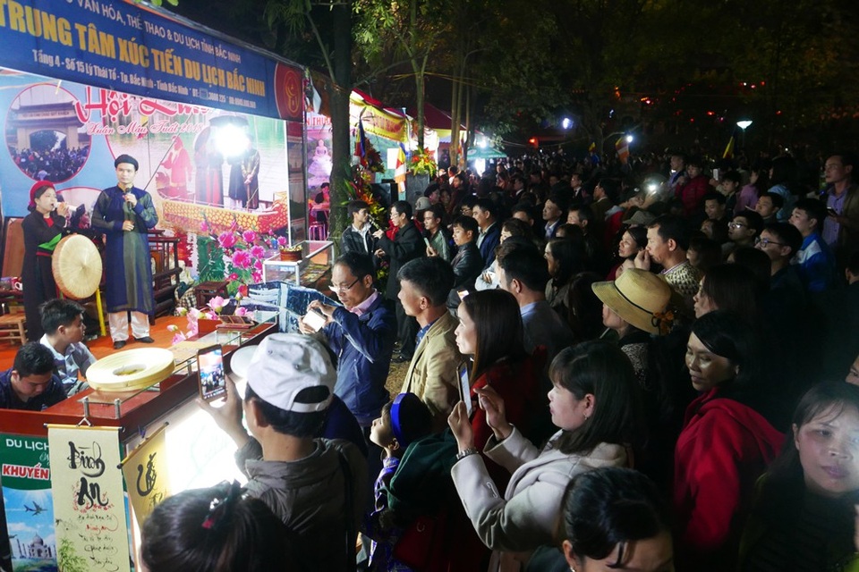 Hàng nghìn người giao lưu quan họ trong đêm trước hội Lim - 5
Các điểm hát quan họ ở hội Lim thu hút rất đông người xem.