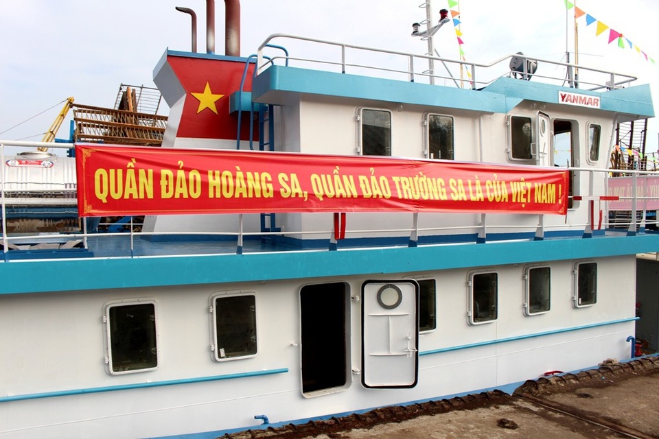 Ngư dân ra quân, thẳng tiến ngư trường Hoàng Sa - 2 Băng-rôn trên các tàu vỏ thép khẳng định chủ quyền biển đảo