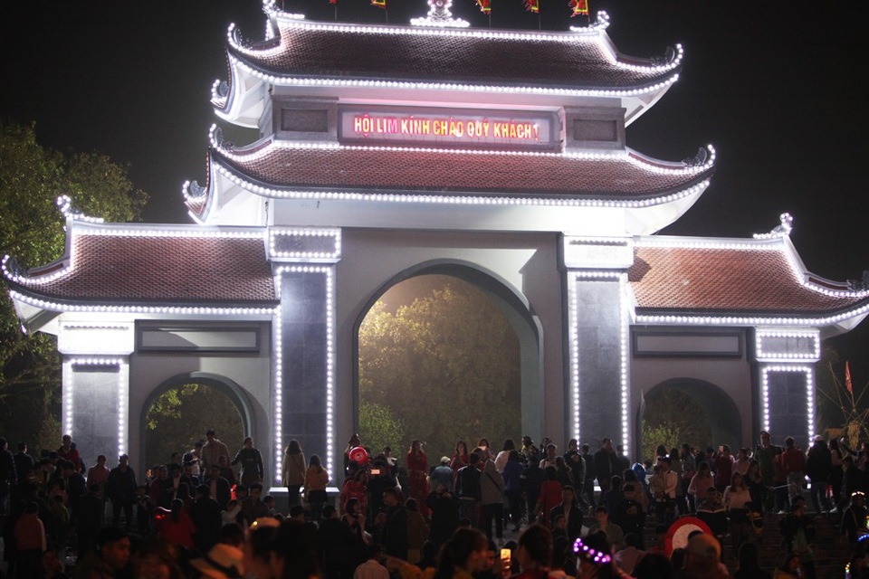 Hàng nghìn người giao lưu quan họ trong đêm trước hội Lim - 1
Hội Lim chính thức diễn ra vào ngày 28/2 (13 tháng Giêng) nhưng ngay từ tối 27/2, hàng nghìn du khách đã đổ về không gian chính của lễ hội ở khu vực đôi Lim (Tiên Du, Bắc Ninh) để trải nghiệm không khí lễ hội nổi tiếng vùng Kinh Bắc.