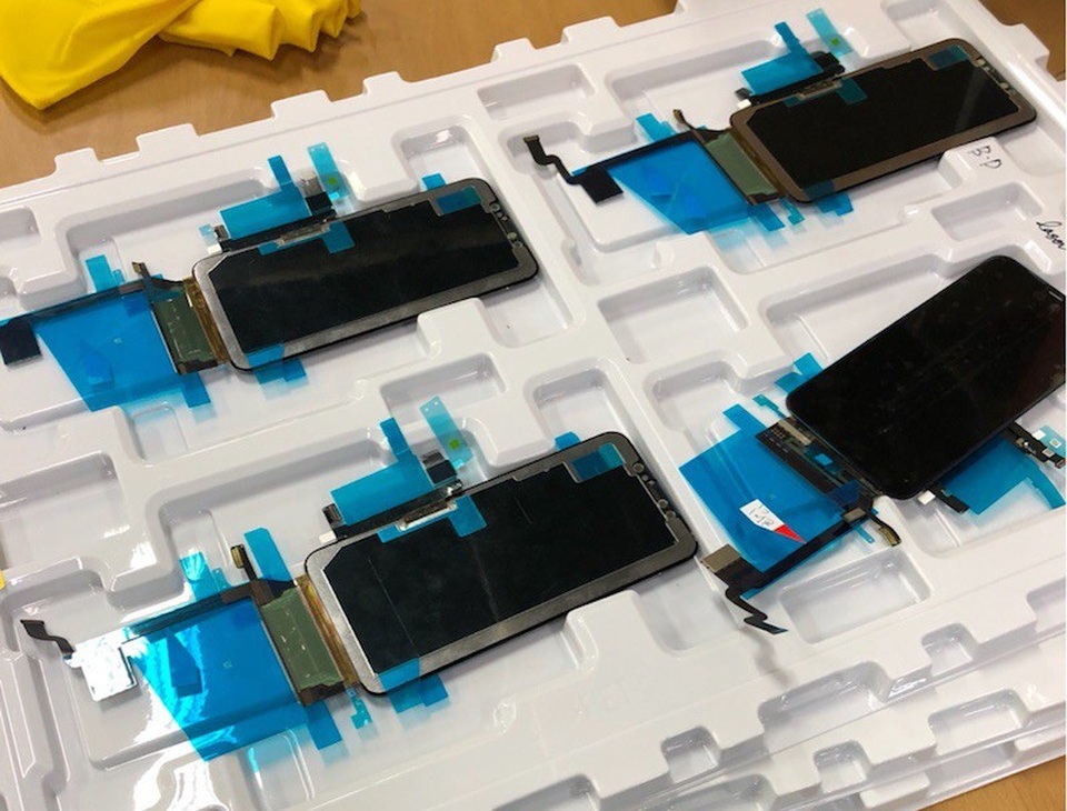Rò rỉ màn hình iPhone X Plus cho thấy kích thước siêu "khủng"? - 3 Nhiều khả năng iPhone X Plus vẫn sẽ giữ nguyên thiết kế giống như dòng iPhone X, nhưng có kích thước lớn hơn.