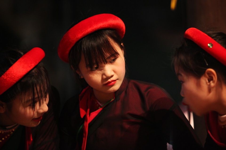 Hàng nghìn người giao lưu quan họ trong đêm trước hội Lim - 8
Các liền chị nhí tại hội Lim.