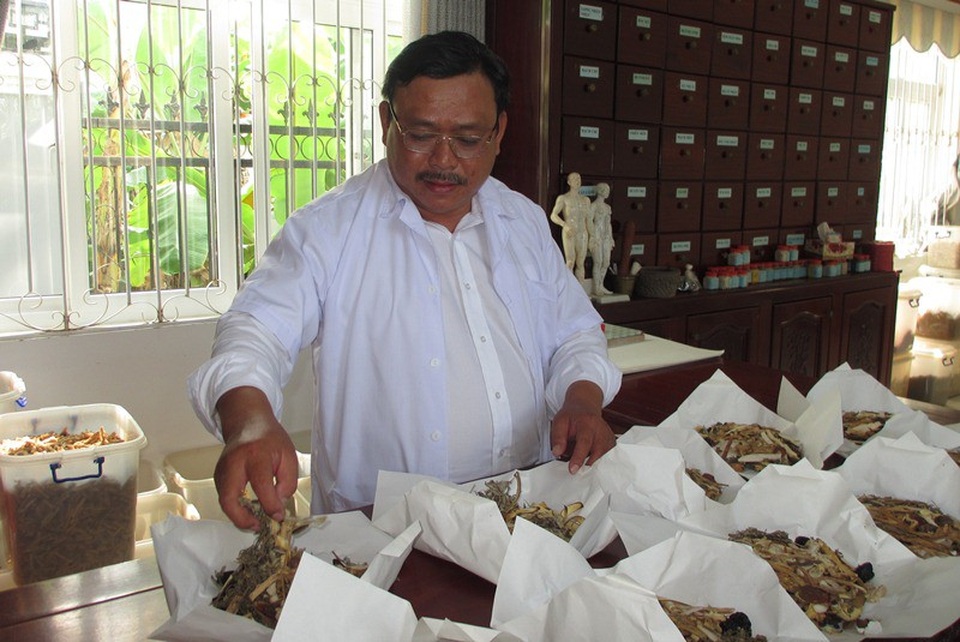 Vĩnh Long: Người mang niềm vui cho các đôi vợ chồng hiếm muộn - 1 Bác sĩ, Lương y Nguyễn Phú Lâm đang bốc thuốc cho người bệnh.