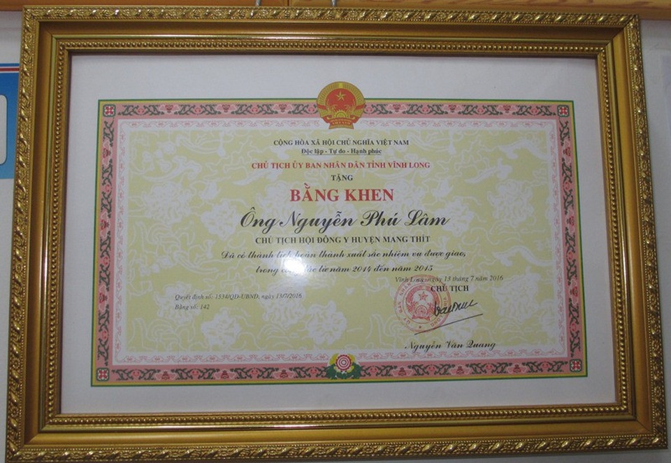 Vĩnh Long: Người mang niềm vui cho các đôi vợ chồng hiếm muộn - 4 Bằng khen do Chủ tịch UBND tỉnh Vĩnh Long tặng cho Bác sĩ, Lương y Nguyễn Phú Lâm.