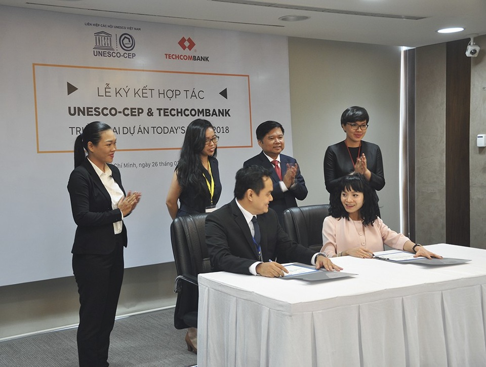 Chung tay đào tạo, phát triển thế hệ nhân tài Việt trẻ - 2
Đại diện Techcombank, bà Phạm Vũ Minh Đan cùng đại diện đối tác Unesco CEP, ông Phạm Hồng Anh ký kết chính thức với với dự án đầu tiên là cuộc thi Talent Generation 2018.