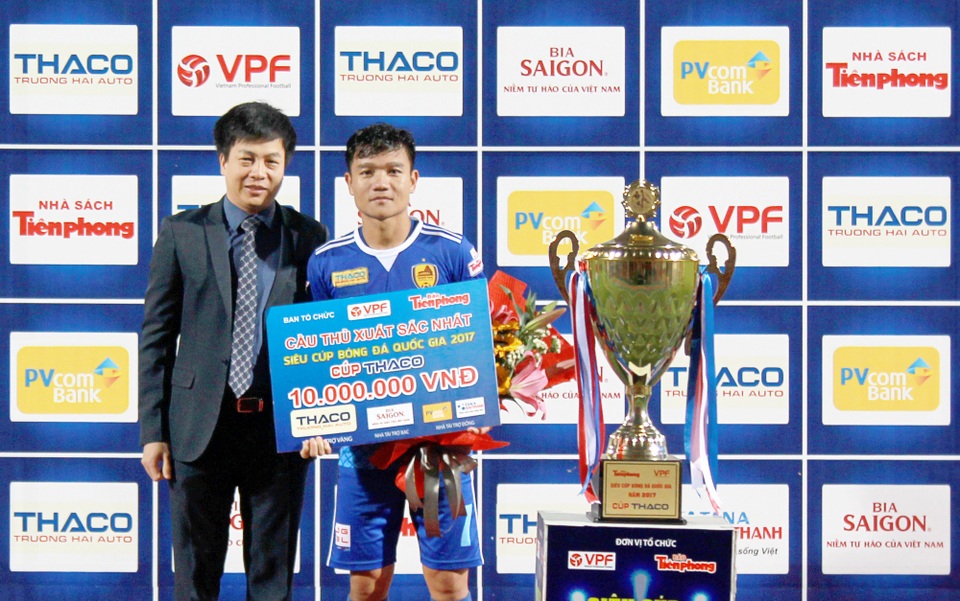 
Sau chiến thắng chung cuộc 1-0 thuộc về Đội Quảng Nam, ông Đoàn Đức Minh - Phó Tổng Giám đốc PVcomBank đã trao giải “Cầu thủ xuất sắc nhất” cho cầu thủ Đinh Thanh Trung đội trưởng Đội Quảng Nam.
