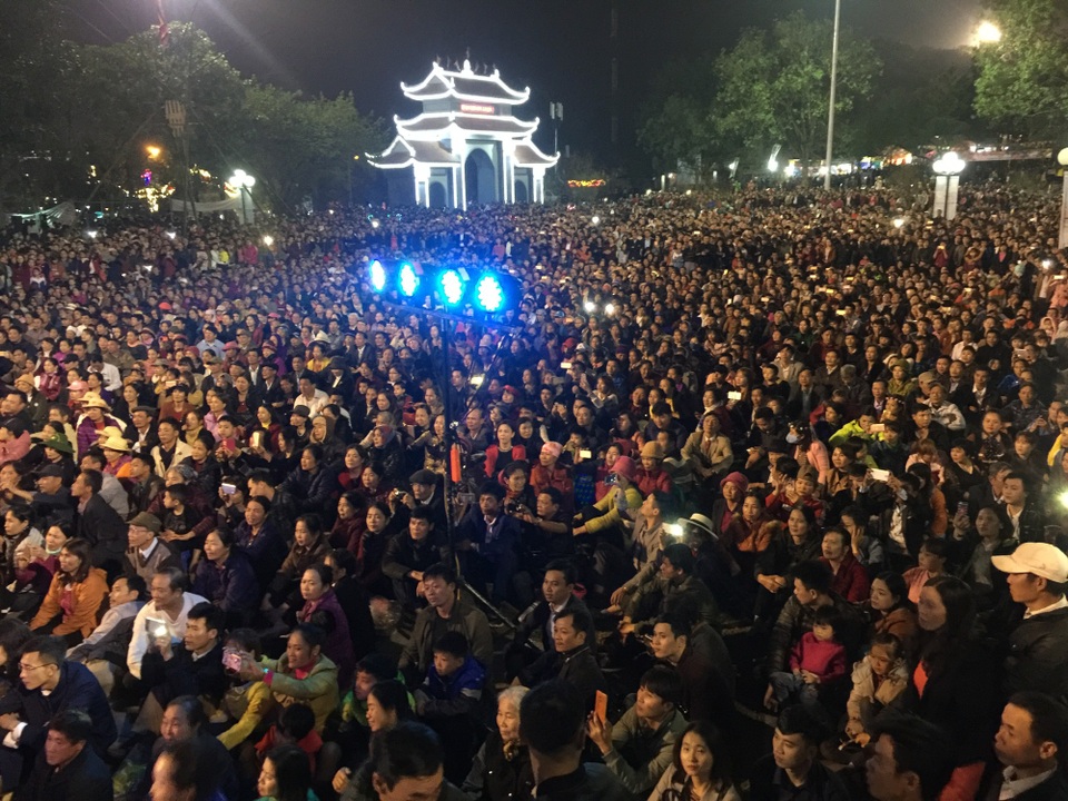 Biển người đổ về Trung tâm đồi Lim để nghe thưởng thức những làn điệu dân ca quan họ do các anh hai, chị hai Nhà hát dân ca quan họ Bắc Ninh biểu diễn