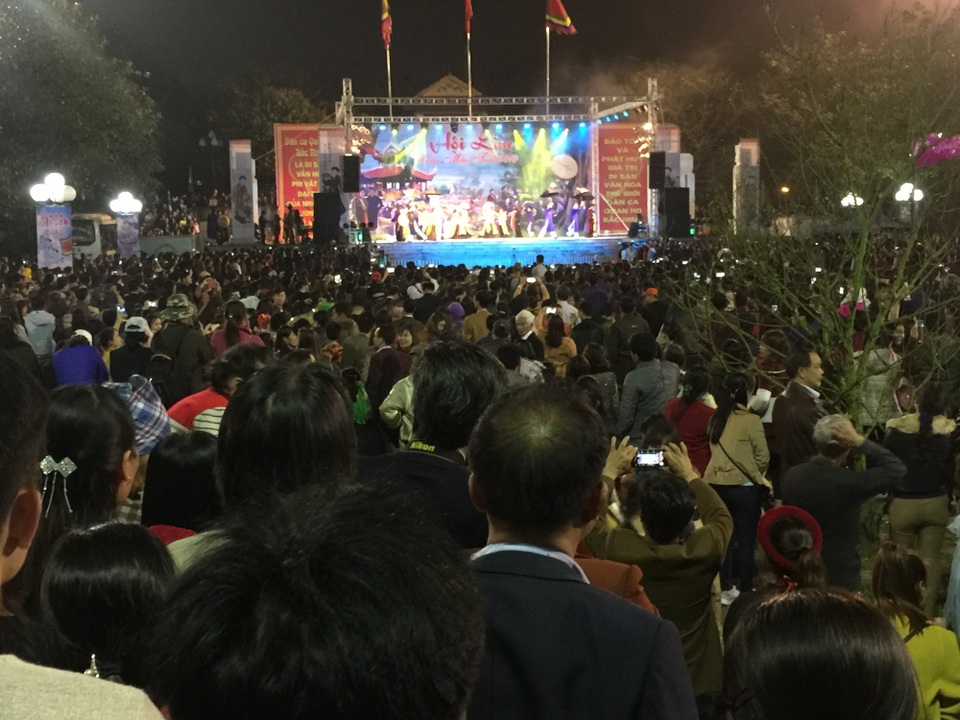Biển người chen chân đổ về trung tâm đồi Lim nghe quan họ - 2
