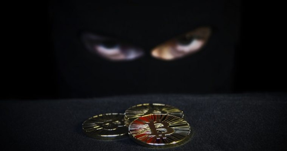 Những "thăng trầm" không biết đâu mà lần của đồng tiền ảo Bitcoin - 2 Do tính chất bí ẩn và khó kiểm soát của mình, Bitcoin thường xuyên bị dính líu đến các hoạt động buôn bán bất hợp pháp, gian lận thuế, hay thậm chí tổ chức khủng bố.