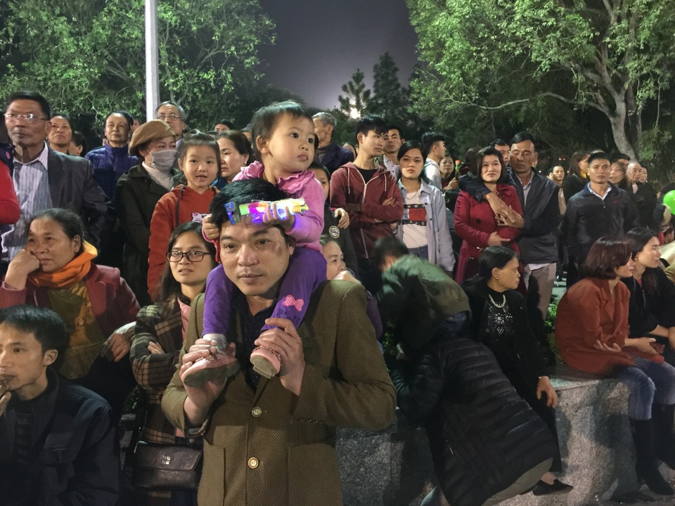 
Những ông bố trẻ công kênh con nhỏ đến nghe hát quan họ buổi tối
