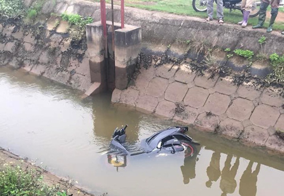 Hà Nội: Một cán bộ trại giam tử vong dưới mương nước - 2 Hiện trường vụ việc. (Ảnh: otofun).