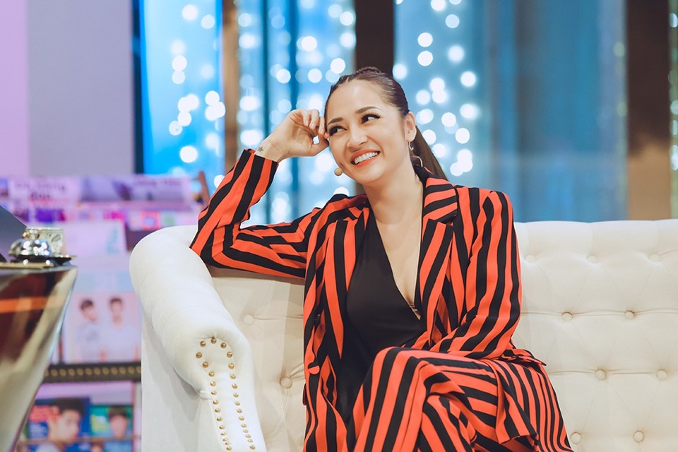 Bảo Anh gây choáng khi tuyên bố "đã mất niềm tin với đàn ông" - 1 Bảo Anh khoe khéo vòng một gợi cảm với vest xẻ sâu.