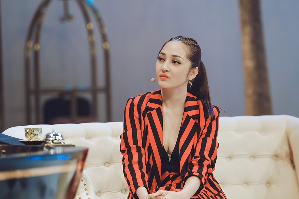 Bảo Anh gây choáng khi tuyên bố "đã mất niềm tin với đàn ông" - 2 Nữ ca sĩ cho biết: “Tôi không thích người ta đi chơi với bạn bè mà không có tôi.