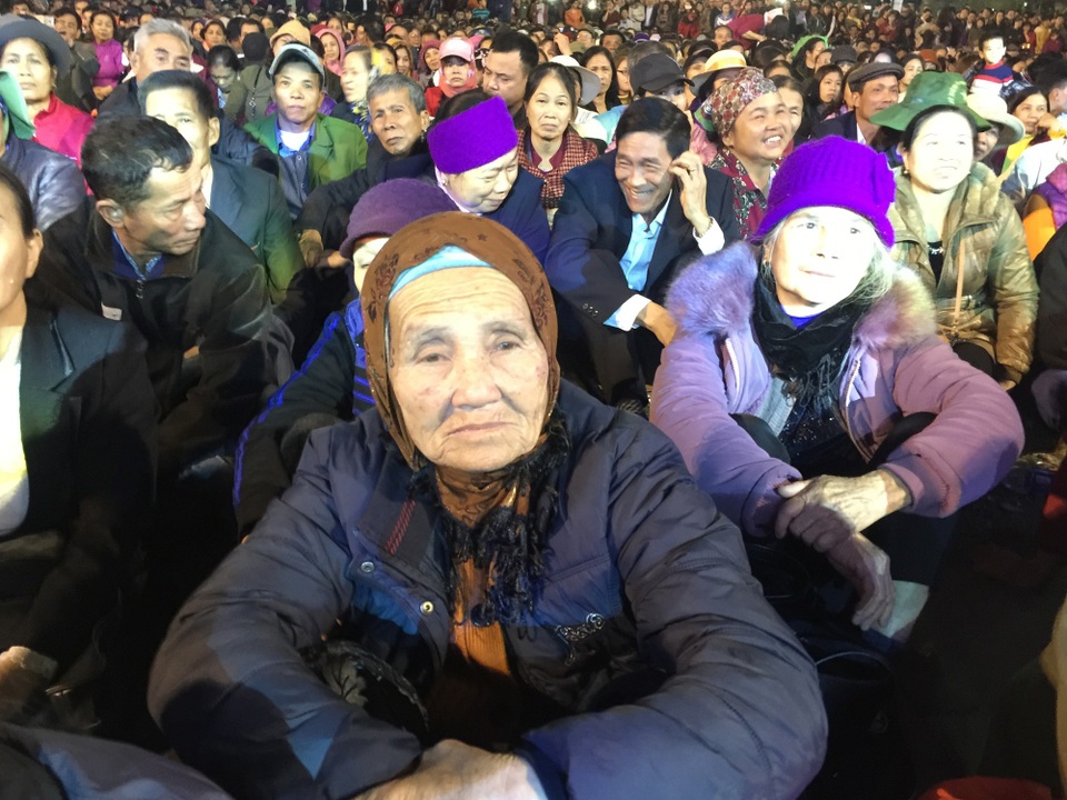 
Mặc đêm muộn, nhiều cụ già cũng lặn lội đến để đắm mình vào câu quan họ
