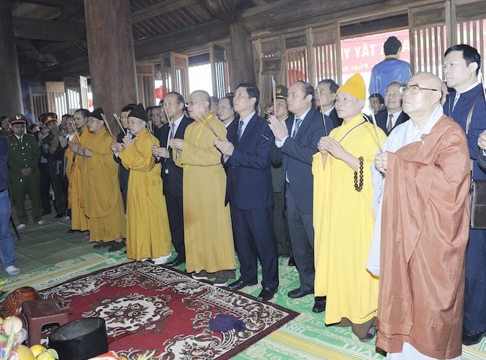 
Các đại biểu dâng hương tại lễ hội Tây Yên Tử.
