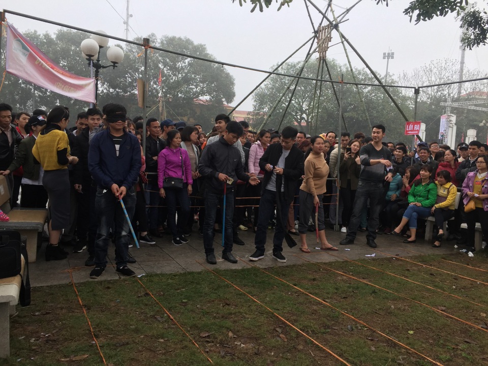 Sôi động lễ Hội vùng Lim - 4 Trò chơi bịt mắt đập niêu được nhiều người yêu thích tham gia