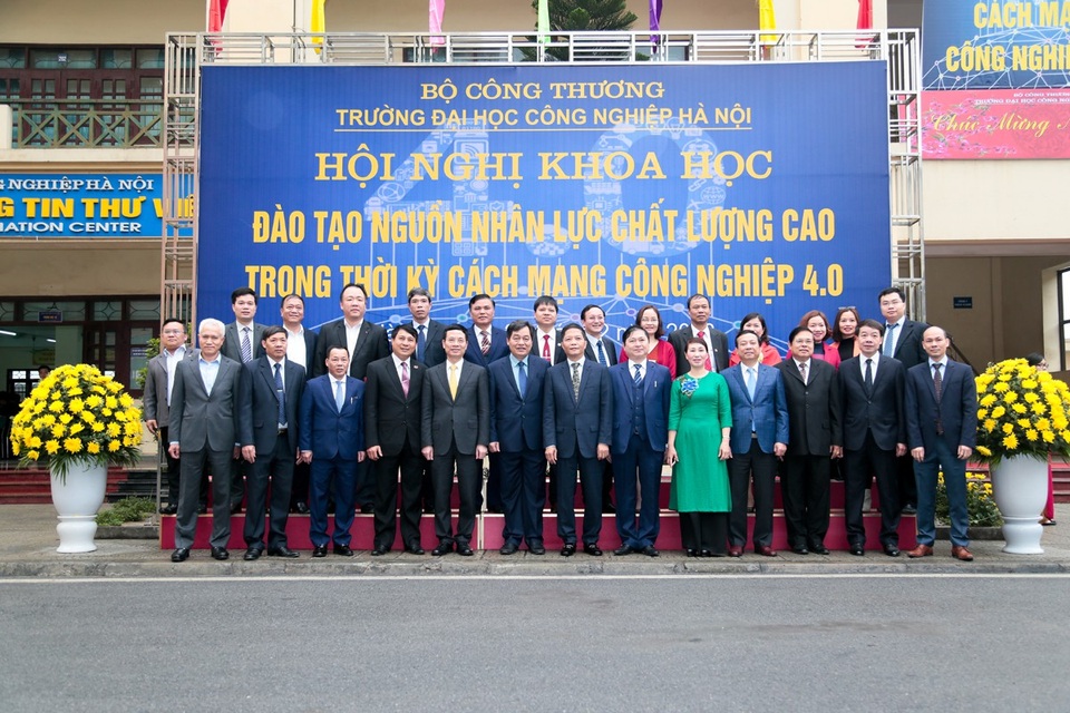 Đại học Công nghiệp Hà Nội đổi mới quản trị đại học theo mô hình đại học điện tử - 3 Bộ trưởng Bộ Công thương Trần Tuấn Anh chụp ảnh lưu niệm với đại biểu Hội nghị.