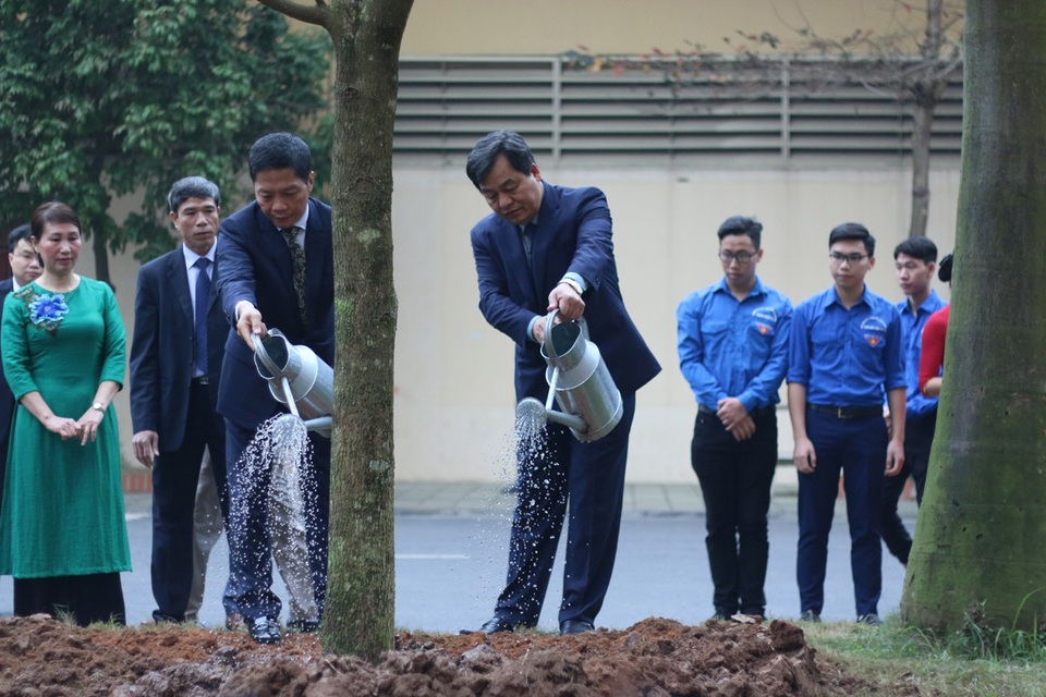 Đại học Công nghiệp Hà Nội đổi mới quản trị đại học theo mô hình đại học điện tử - 4 Bộ trưởng Trần Tuấn Anh và PGS. TS. Trần Đức Quý - Hiệu trưởng Trường ĐH Công nghiệp Hà Nội trồng cây lưu niệm tại sân trường.