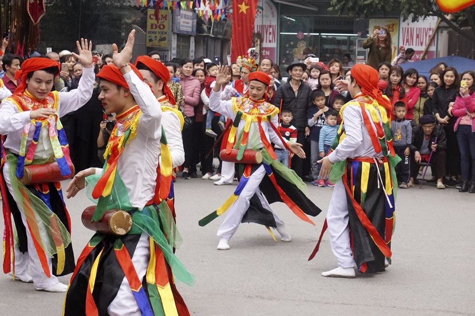 Trai làng Triều Khúc lả lơi trong màn "con đĩ đánh bồng" độc đáo - 10 Trai làng Triều Khúc lả lơi trong màn "con đĩ đánh bồng" độc đáo - 10