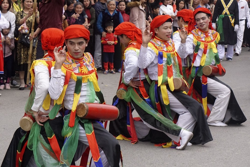 Trai làng Triều Khúc lả lơi trong màn "con đĩ đánh bồng" độc đáo - 12
Điều quan trọng trong điệu múa bồng, đó là các chàng trai chân tay phải lả lơi, ánh mắt đong đưa và sự phối hợp nhịp nhàng của hai người múa cặp với nhau.