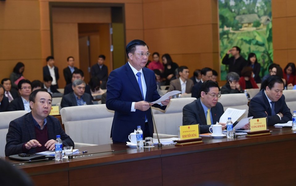 Bộ trưởng Tài chính: Tài sản DNNN tăng nhanh, hiệu quả vẫn… cầm chừng - 2 Bộ trưởng Tài chính Đinh Tiến Dũng báo cáo về tình hình quản lý vốn, kết quả cổ phần hoá các DNNN