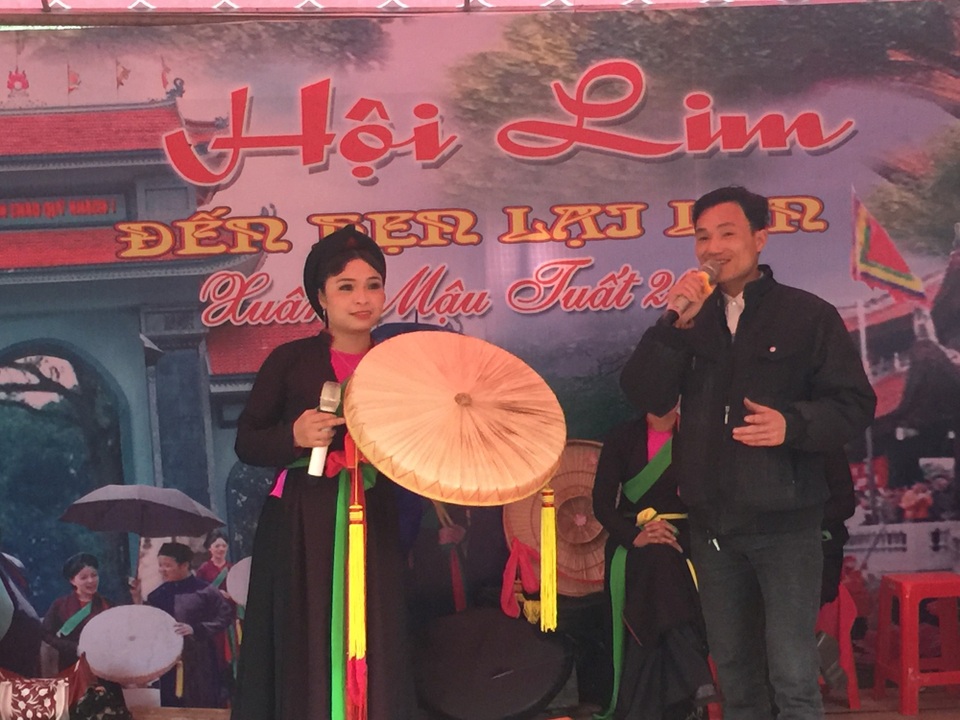 Sôi động lễ Hội vùng Lim - 6 du khách hát giao lưu cùng chị hai quan họ