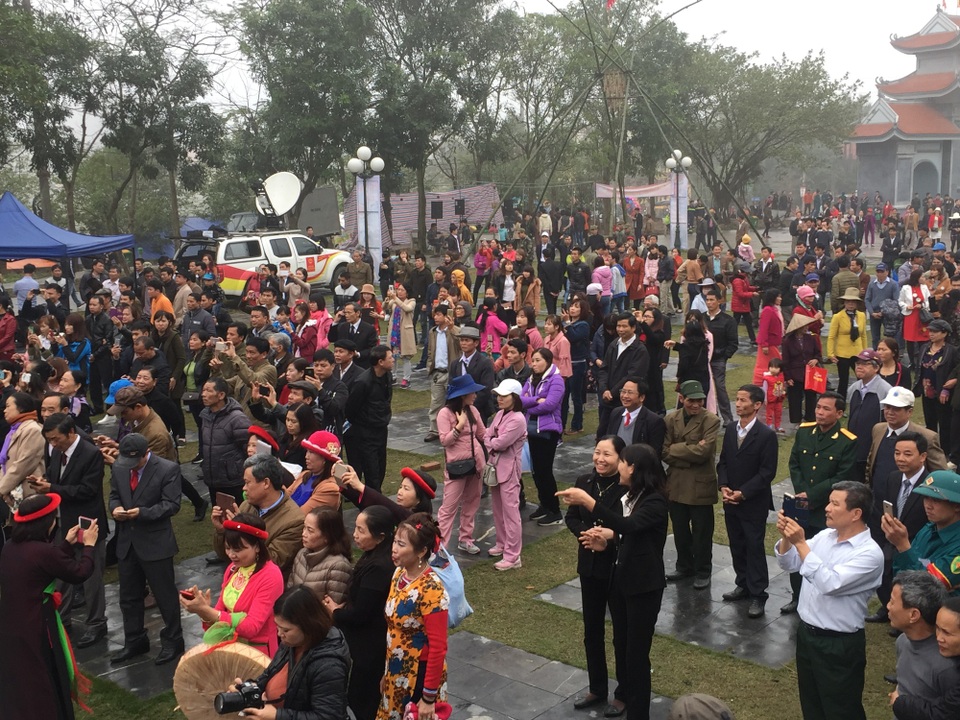 Sôi động lễ Hội vùng Lim - 3 Rất đông du khách say sưa nghe câu quan họ vang, rền, nền, nảy