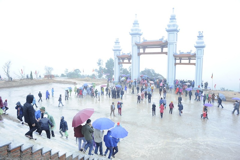 
Đông đảo du khách về dự ngày khai hội Tây Yên Tử.
