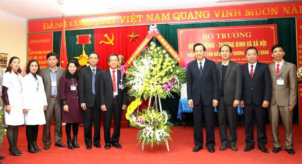 Bộ trưởng Đào Ngọc Dung: “Nâng chất nguồn nhân lực Ninh Bình từ giáo dục nghề nghiệp” - 3
Đoàn công tác trao tặng hoa tới cán bộ, bác sĩ Trung tâm Điều dưỡng Người có công Nho Quan, nhân ngày Thầy thuốc VN. Ảnh: C.T