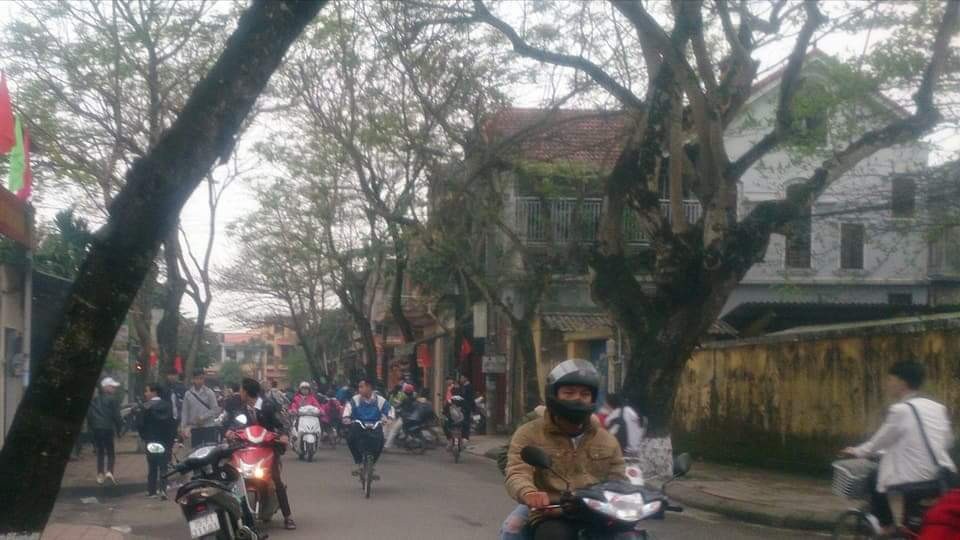 Nổ lớn gần trường học, nhiều người hoảng sợ - 2
Nhiều người dân, học sinh bị một phen hoảng sợ (ảnh: L.C.Doanh)