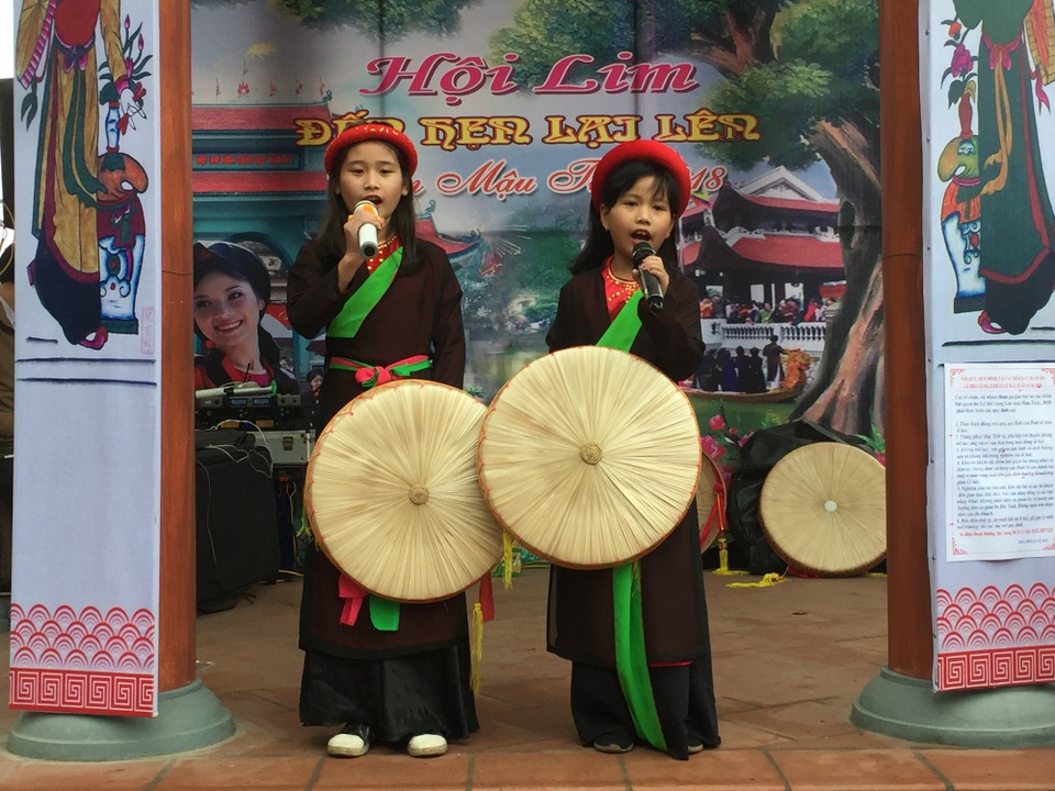 Sôi động lễ Hội vùng Lim - 8 Ngoài chị hai quan họ lớn tuổi còn có sự góp mặt của chị hai quan học nhí
