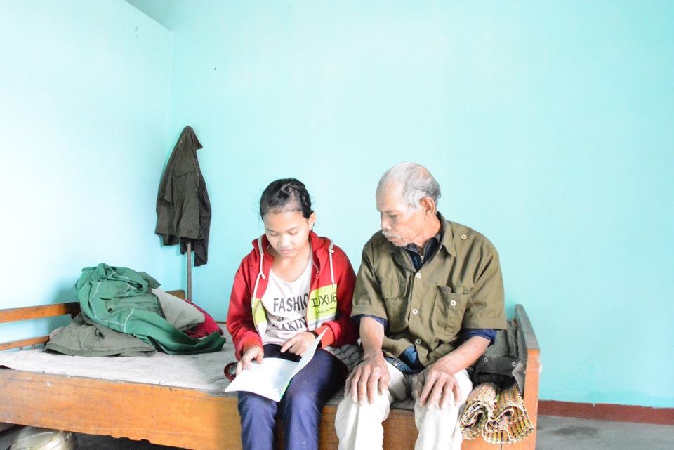 Em Đinh Thị Viên hạnh phúc trong căn nhà mới