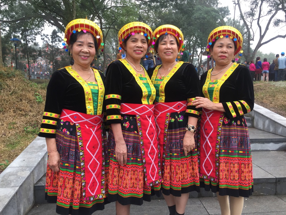 Sôi động lễ Hội vùng Lim - 7 các cụ bà dân tộc HMông lần đầu tiên về với Hội Lim để thưởng thức câu hát quan họ vang, rền, nền, nảy