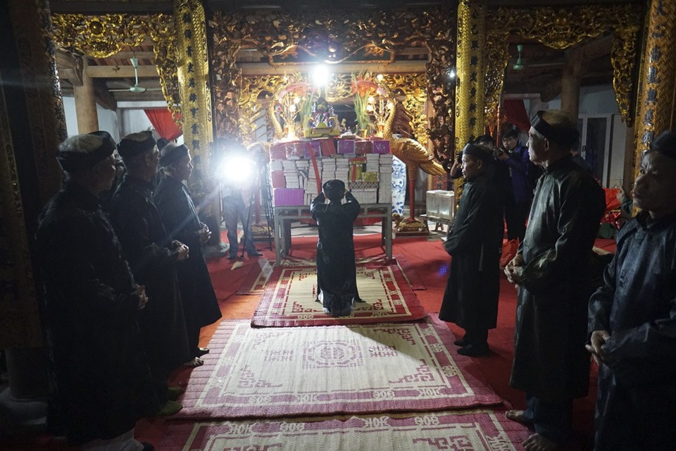 Hà Nội: Dân làng rước lửa về nhà trong đêm cầu may mắn - 1
Hội làng An Định mở ngày mùng 7 Tết và kết thúc vào ngày 11 tháng Giêng. Trong đêm cuối hội tại đình làng, các cụ cao tuổi làm lễ giã đám trong đình vào lúc 21h.