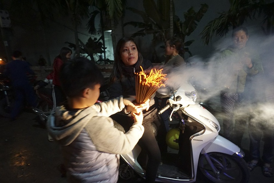 Hà Nội: Dân làng rước lửa về nhà trong đêm cầu may mắn - 12 Hà Nội: Dân làng rước lửa về nhà trong đêm cầu may mắn - 12