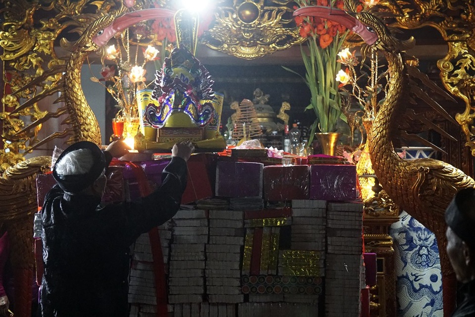 Hà Nội: Dân làng rước lửa về nhà trong đêm cầu may mắn - 4
Vàng mã dùng làm lễ trong đình làng sau khi cúng lễ sẽ được mang ra ngoài đốt. Đây chính là ngọn lửa may mắn.