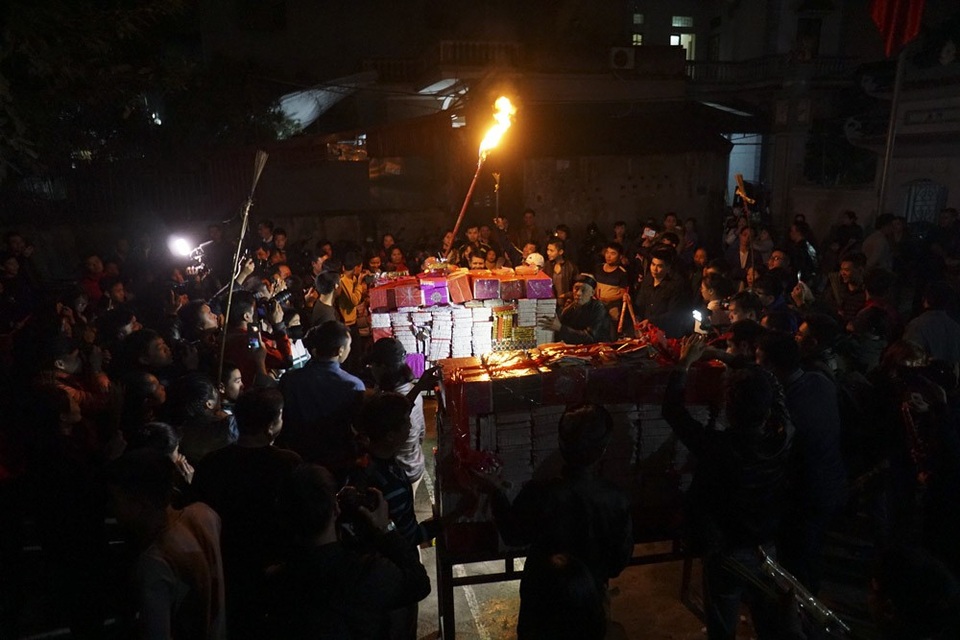 Hà Nội: Dân làng rước lửa về nhà trong đêm cầu may mắn - 5
Vàng mã đã được tập trung ngoài sân đình, dân làng đã quây kín chờ đợi.