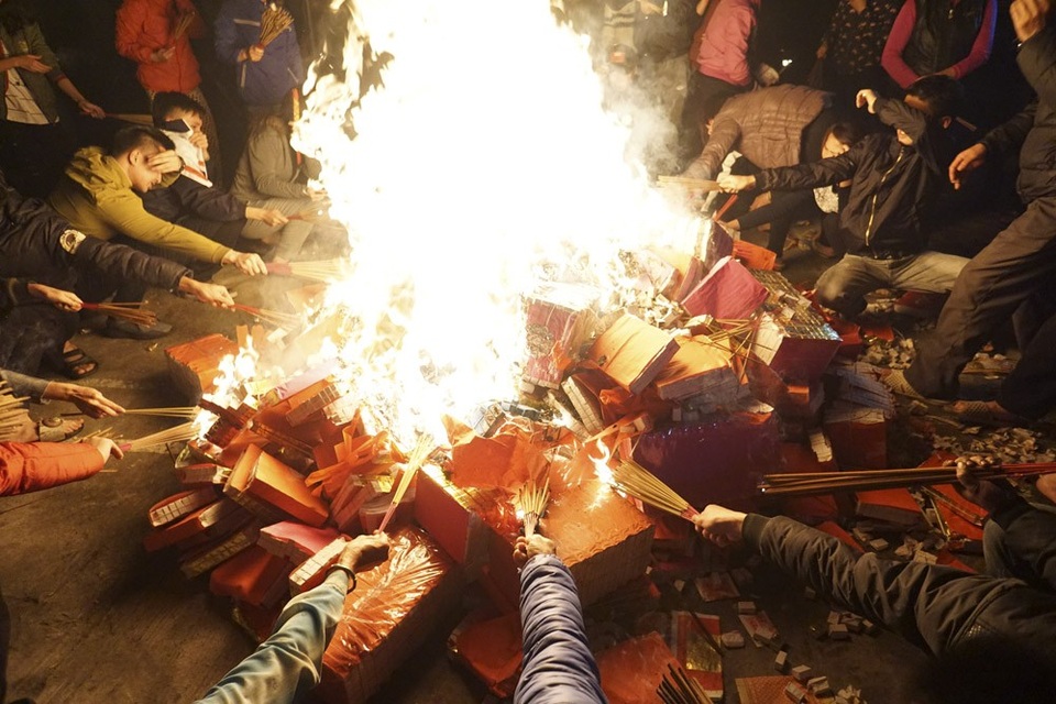 Hà Nội: Dân làng rước lửa về nhà trong đêm cầu may mắn - 7 Ngọn lửa bùng lên đốt cháy vàng mã, người dân bắt đầu vào lấy lửa từ đây.