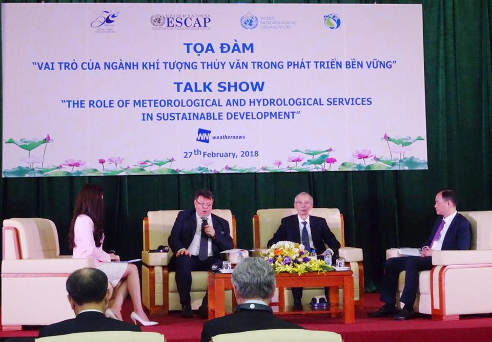 Lý giải việc bão ngày càng mạnh hơn: Do đại dương nóng lên - 1 Các đại biểu được mời tham gia trao đổi tại cuộc tọa đàm.