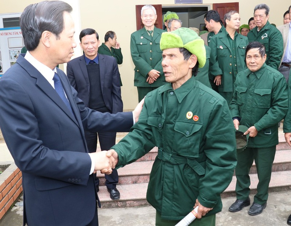 Bộ trưởng Đào Ngọc Dung: “Nâng chất nguồn nhân lực Ninh Bình từ giáo dục nghề nghiệp” - 2
Bộ trưởng thăm hỏi thương, bệnh binh tại Trung tâm Điều dưỡng Người có công Nho Quan (Ninh Bình). Ảnh: C.T